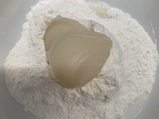 4、红枣酥,准备水油皮的面粉和猪肉。