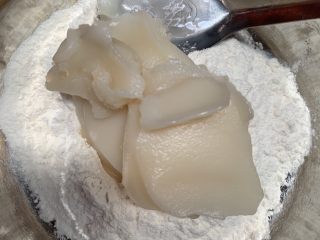 8、红枣酥,另外准备酥油的面粉和猪油。