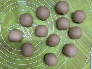 11、红枣酥,每个小剂子揉圆。