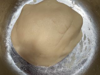 9、红枣酥,下手揉成光滑的面团。