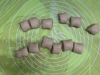 10、红枣酥,水油皮揉成长条分成小剂子。