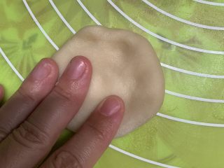 13、红枣酥,取一个水油皮剂子摁扁。