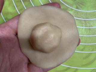 14、红枣酥,包入一个酥油。