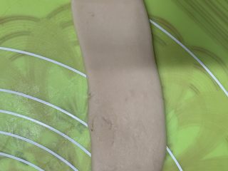 21、红枣酥,再擀长舌开来，不用太长，够卷3圈就行。