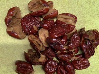 24、红枣酥,准备红枣去核。