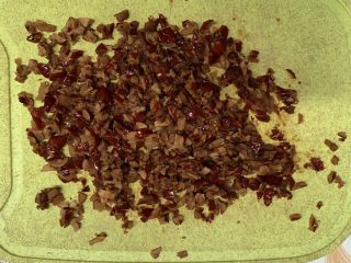 25、红枣酥,切碎备用。