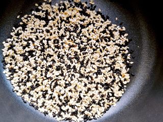 1、 人气小吃糖不甩,将芝麻和花生仁炒熟备用，花生仁压碎