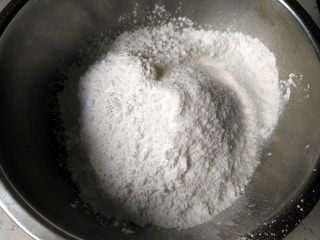 2、 人气小吃糖不甩,将糯米粉加水混合