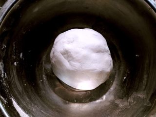 3、 人气小吃糖不甩,揉成光滑的面团