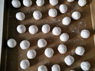 4、 人气小吃糖不甩,将面团平均分成30份，搓圆