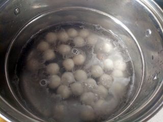 5、 人气小吃糖不甩,锅里水烧开，将圆子放入，盖上锅盖，开大火煮