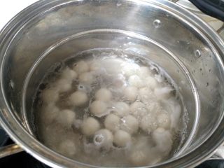 6、 人气小吃糖不甩,煮至圆子全部浮起即可关火