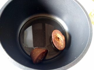 7、 人气小吃糖不甩,红糖加水混合，开小火