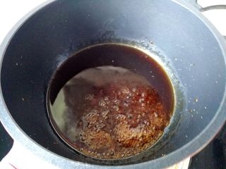 8、 人气小吃糖不甩,煮至红糖融化