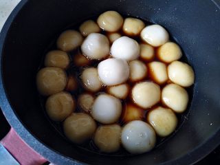 9、 人气小吃糖不甩,将圆子捞出，放入红糖水中小火煮片刻，让圆子表面裹满红糖水，即可捞出装盘