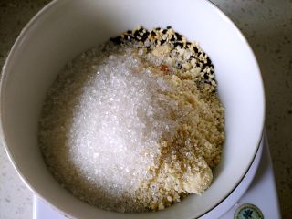 10、 人气小吃糖不甩,将熟花生仁、芝麻和白糖混合，搅拌均匀