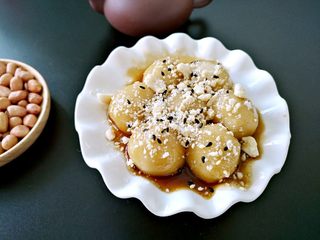 11、 人气小吃糖不甩,将混合好的果仁倒在圆子上，搅拌均匀