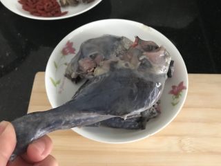 4、花胶乌鸡汤～滋补又养颜,惯例，乌鸡洗干净，去皮处理