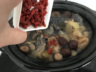 11、花胶乌鸡汤～滋补又养颜,熄火前十分钟加入洗干净的枸杞