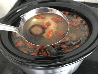 13、花胶乌鸡汤～滋补又养颜,一煲靓汤随即可美美享用！