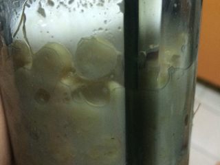 1、蒸米糕,如图玉米加椰浆在料理机中打碎