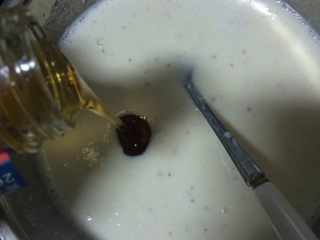 2、蒸米糕,如图在打碎的玉米汁中加入蜂蜜拌均