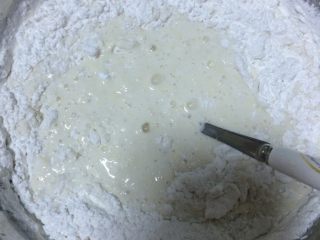 3、蒸米糕,如图加入糯米粉搅拌成糊状