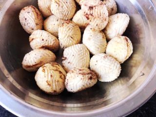 3、虫草花炖乌鸡汤,板栗剥去壳，冲洗一下。我是头一天晚上剥的，有点发黑，但不影响食用。如果一次买太多，剥去壳放在冷冻里可以保存很久，也不会黑。