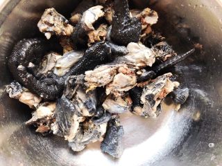 5、虫草花炖乌鸡汤,焯过水的乌鸡，清水反复冲洗干净，否则出来的汤不清爽。