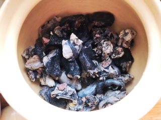 6、虫草花炖乌鸡汤,鸡块放入砂锅。