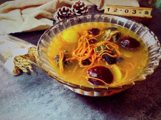 13、虫草花炖乌鸡汤,成品图。