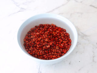 2、红豆桂圆红枣枸杞小丸子,红豆提前浸泡一夜,最少也要浸泡4小时以上,这样更加容易煮熟