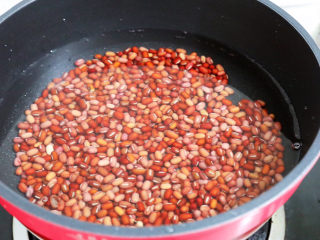 3、红豆桂圆红枣枸杞小丸子,将泡好的红豆洗净放入锅中,加入清水