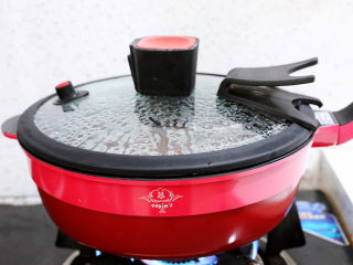 5、红豆桂圆红枣枸杞小丸子,转中小火炖煮熟透