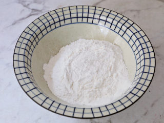 6、红豆桂圆红枣枸杞小丸子,利用煮红豆的空隙来制作小丸子,将糯米粉倒入碗中