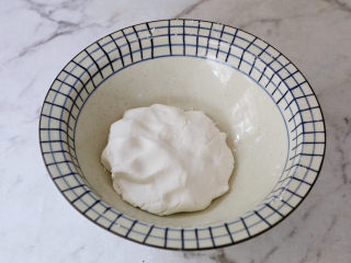 9、红豆桂圆红枣枸杞小丸子,再用手揉成光滑的面团