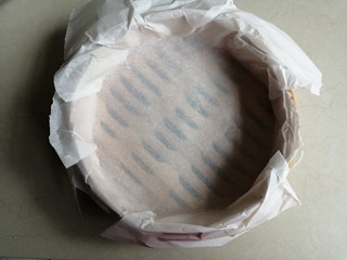 1、红糖马拉糕,在蒸屉上铺一张油纸