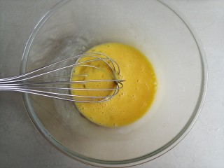 3、红糖马拉糕,鸡蛋打散