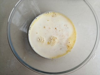 4、红糖马拉糕,倒入牛奶