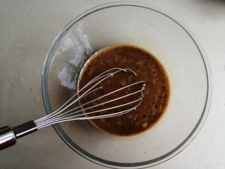 5、红糖马拉糕,倒入红糖搅拌均匀