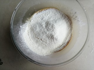 6、红糖马拉糕,把面粉倒入,划Z字拌至不见干粉