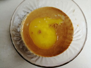 8、红糖马拉糕,倒入黄油