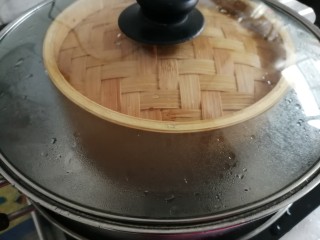 11、红糖马拉糕,锅里的水烧开后放上蒸笼,大火蒸30分钟