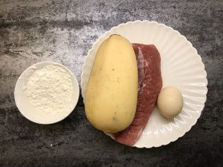 1、莲藕肉饼,准备好所有食材