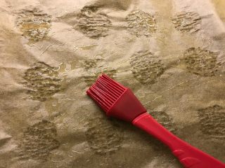 7、莲藕肉饼,烤盘上垫一张吸油纸，刷上一层油