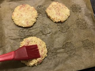 9、莲藕肉饼,藕饼表面刷上一层油