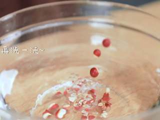 2、核桃芡实粥,将粳米、芡实分别洗净；山药去皮，洗净，切块