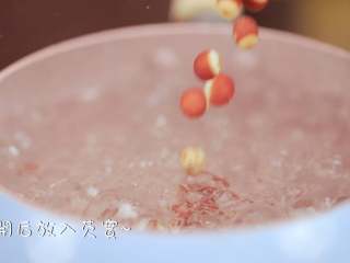 3、核桃芡实粥,芡实加足量水 ，放入锅中，大火煮开