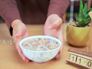 7、核桃芡实粥,装碗