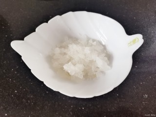 4、银耳莲子红枣汤,冰糖